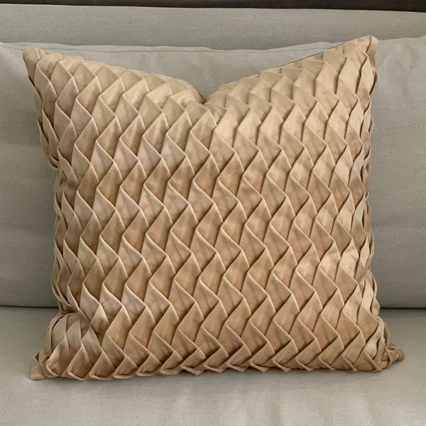 Ruffled 50x50cm Biscuit Scatter